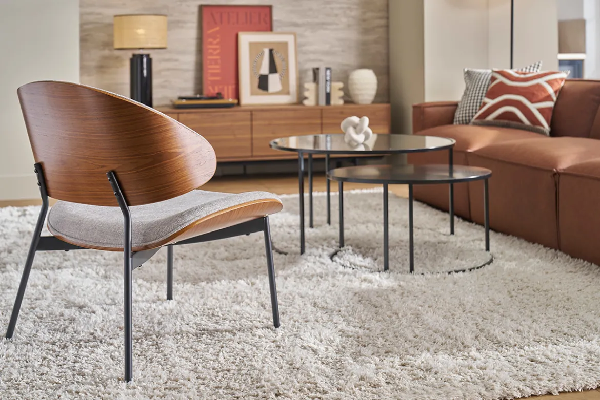 Fauteuil en tissu effet velours texturé gris, bois foncé et métal noir FABULO