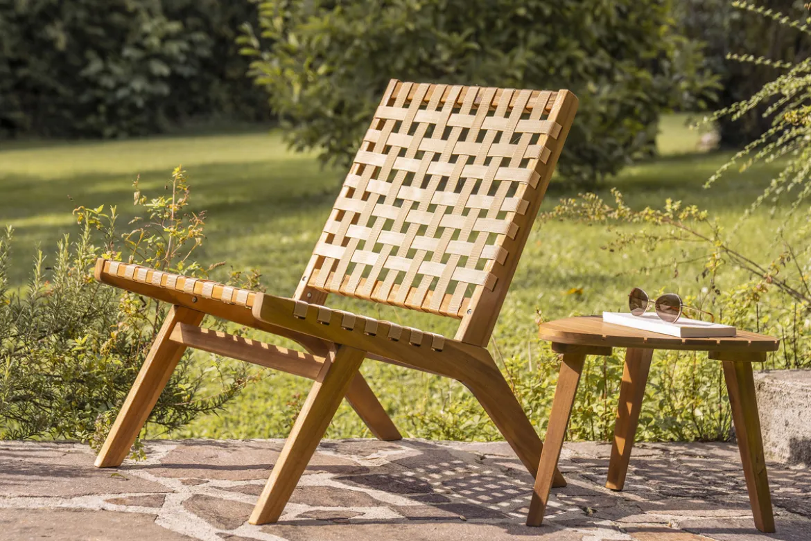 Fauteuil lounge en bois massif et sangles beiges LUCEA