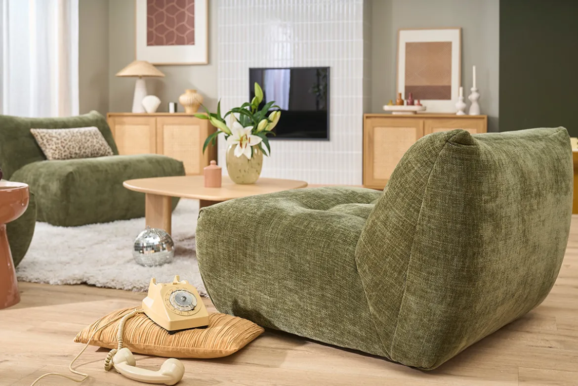 Fauteuil lounge en tissu effet velours texturé vert kaki BUMPY