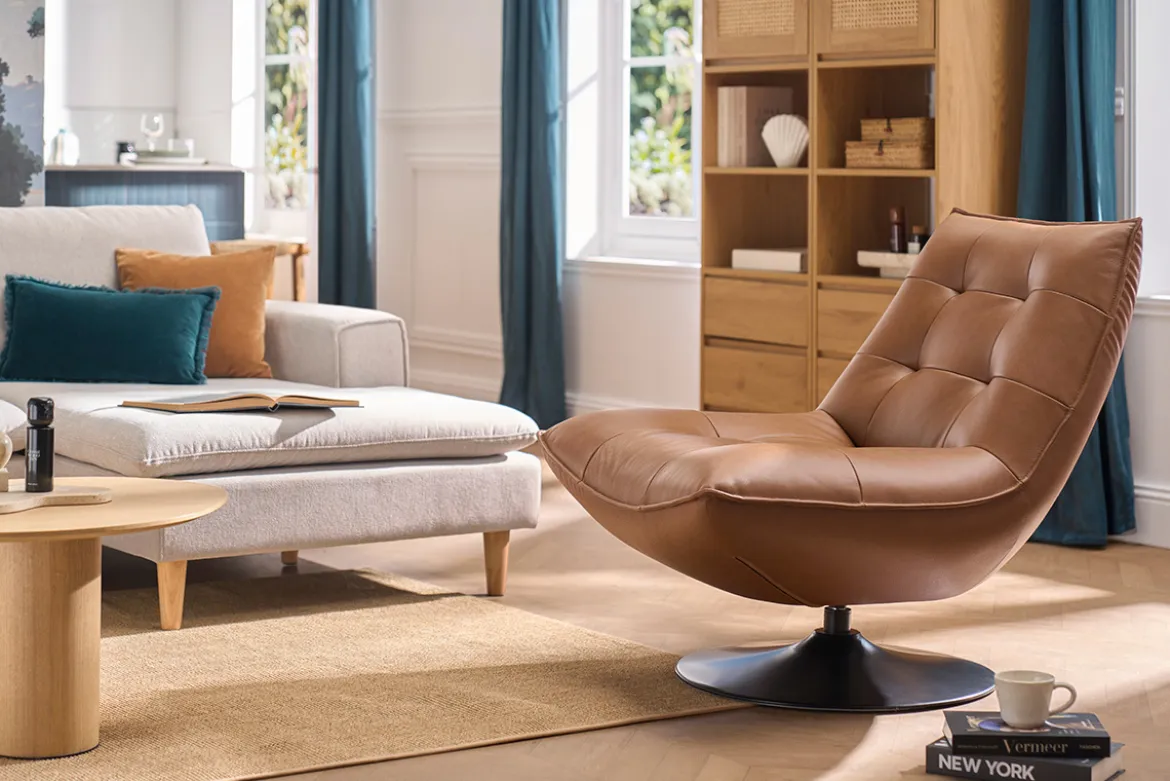 Fauteuil pivotant en cuir marron et métal noir HUXLEY