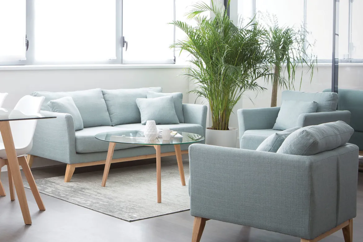 Fauteuil scandinave déhoussable en tissu vert lagon et bois clair OSLO
