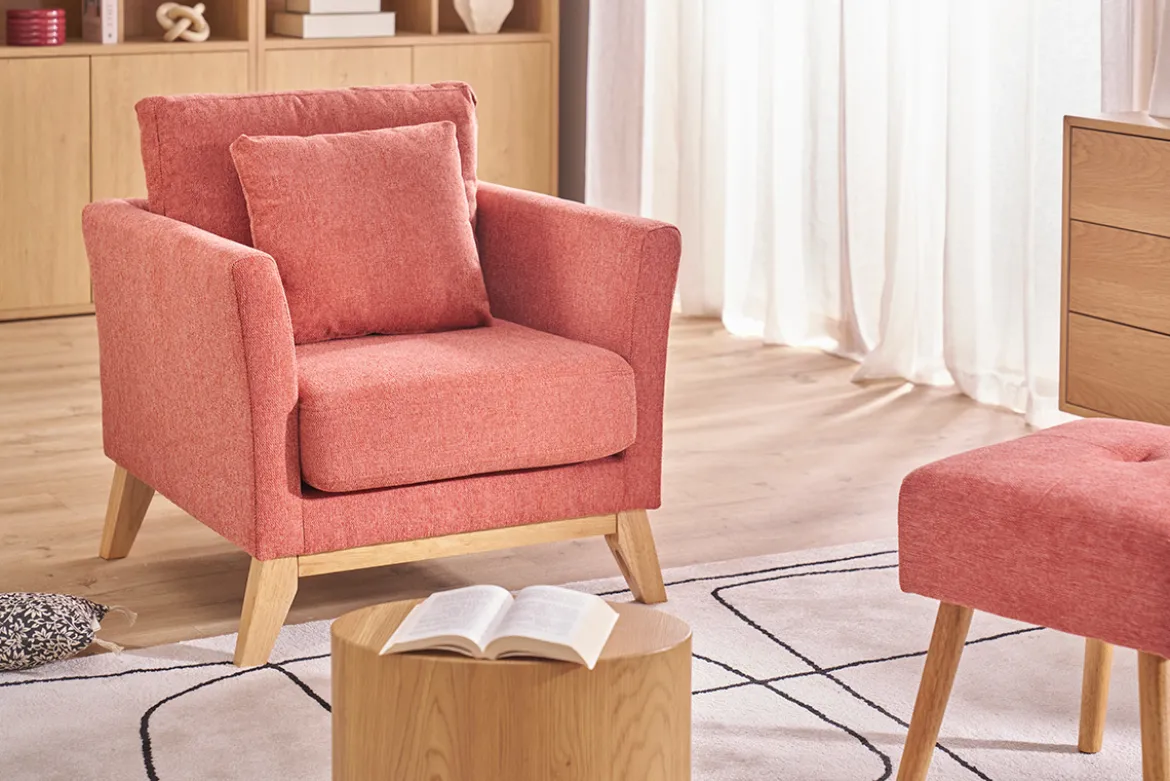 Fauteuil scandinave déhoussable en tissu effet velours texturé terracotta et bois clair OSLO