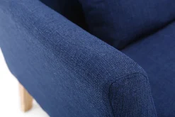 Fauteuil scandinave déhoussable en tissu bleu foncé et bois clair OSLO