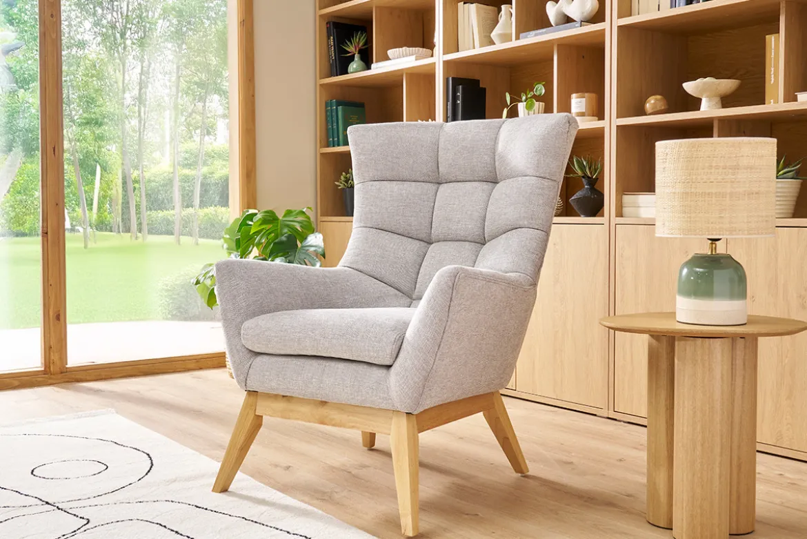 Fauteuil scandinave en tissu effet velours texturé gris clair et bois clair BRODY
