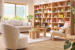 Fauteuil scandinave en tissu effet velours beige et bois clair massif DERRY