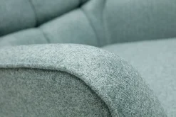 Fauteuil scandinave en tissu vert de gris et bois clair AVERY