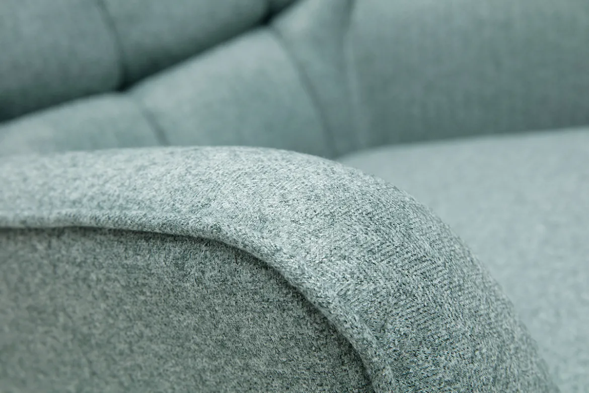 Fauteuil scandinave en tissu vert de gris et bois clair AVERY