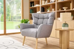 Fauteuil scandinave en tissu gris clair et bois clair AVERY