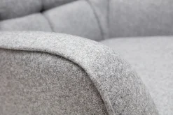 Fauteuil scandinave en tissu gris clair et bois clair AVERY