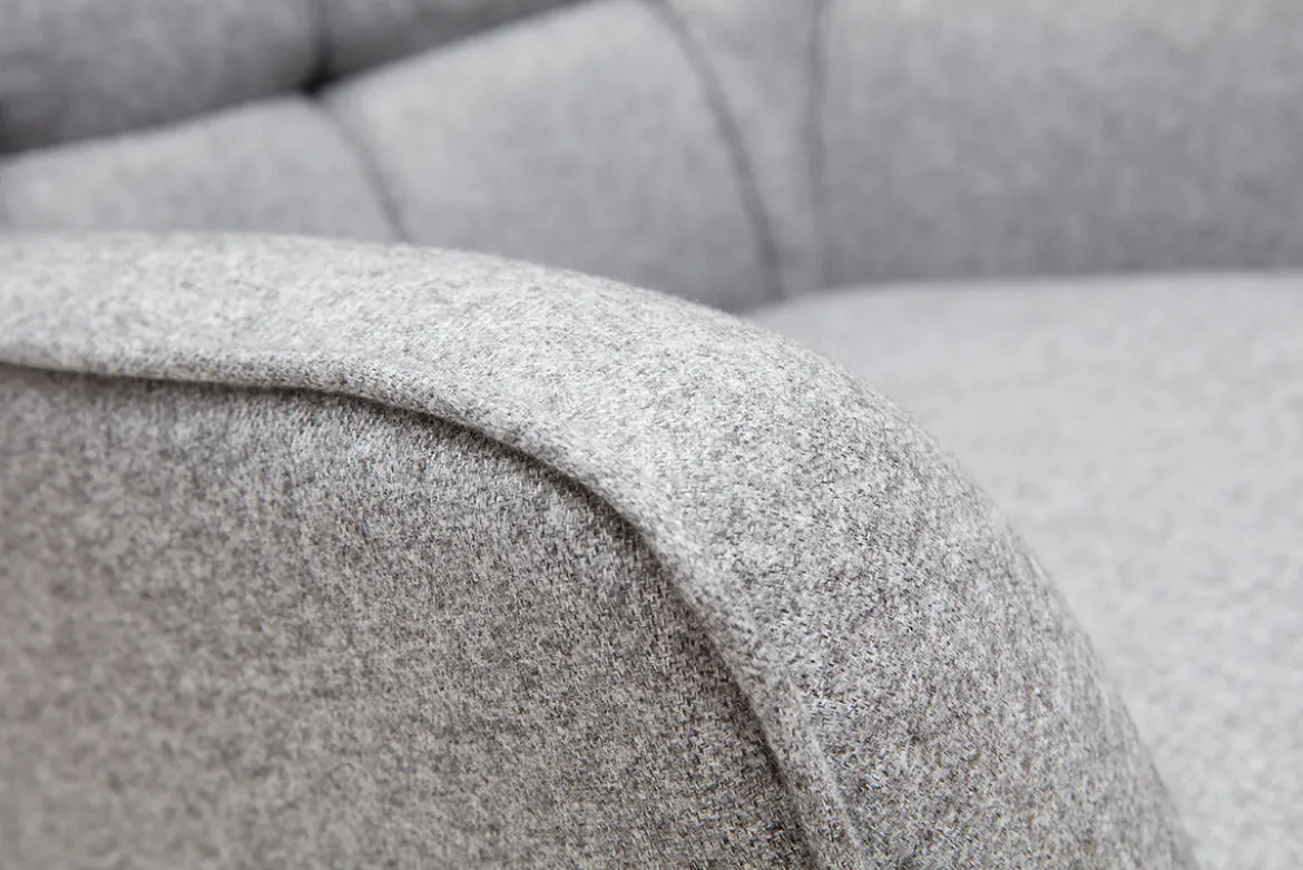 Fauteuil scandinave en tissu gris clair et bois clair AVERY