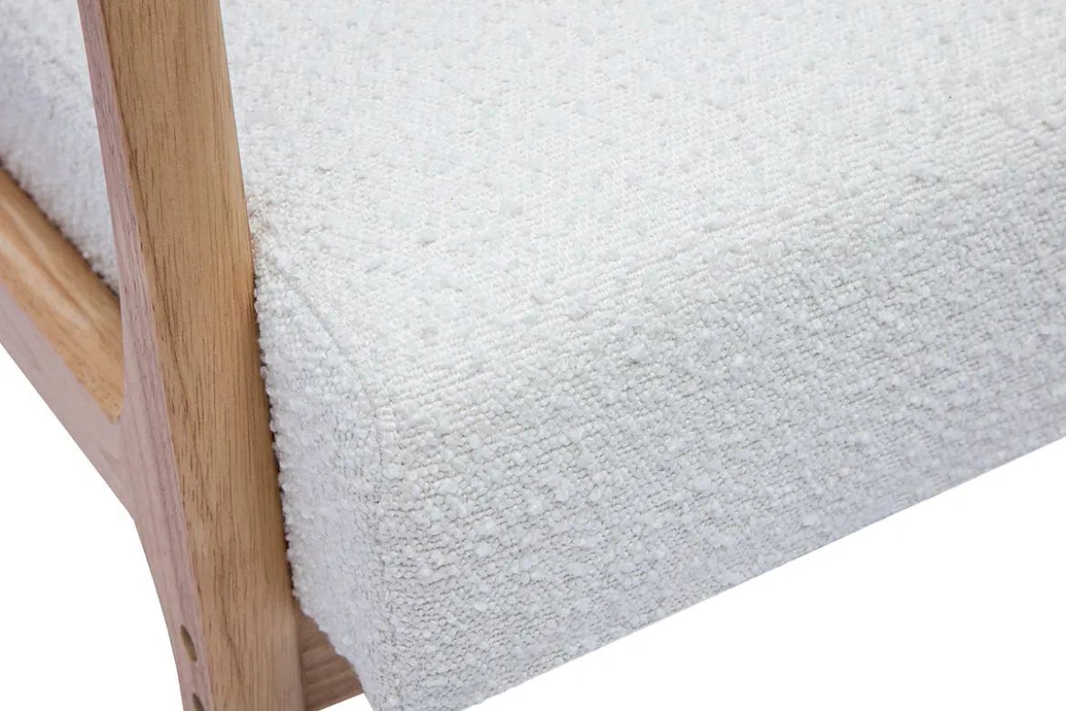 Fauteuil scandinave en tissu effet laine bouclée blanc et bois clair massif DERRY