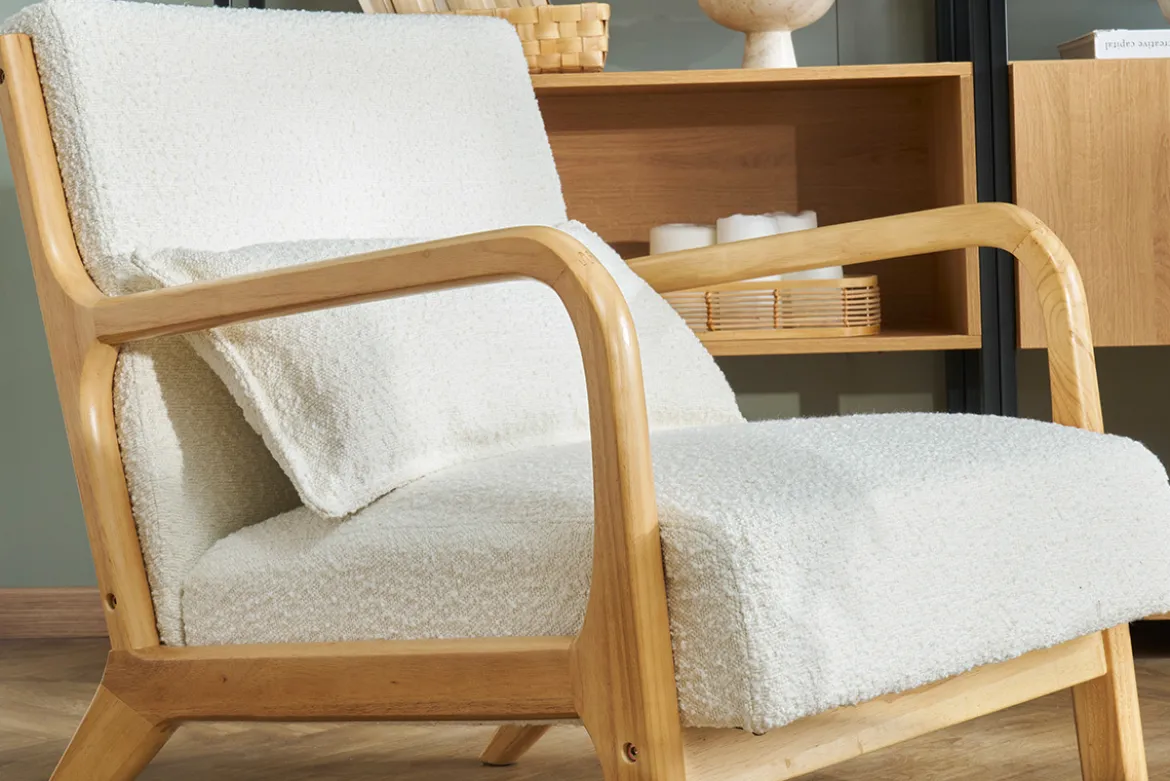 Fauteuil scandinave en tissu effet laine bouclée blanc et bois clair massif DERRY