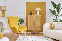 Fauteuil scandinave en tissu effet velours jaune moutarde et bois ESKUA