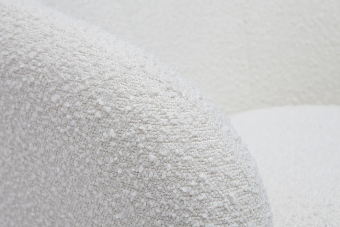 Fauteuil scandinave en tissu effet laine bouclée blanc cassé et bois clair MAGGIE