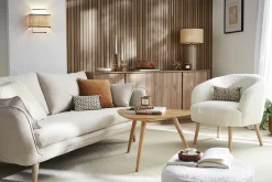 Fauteuil scandinave en tissu effet laine bouclée blanc cassé et bois clair MAGGIE