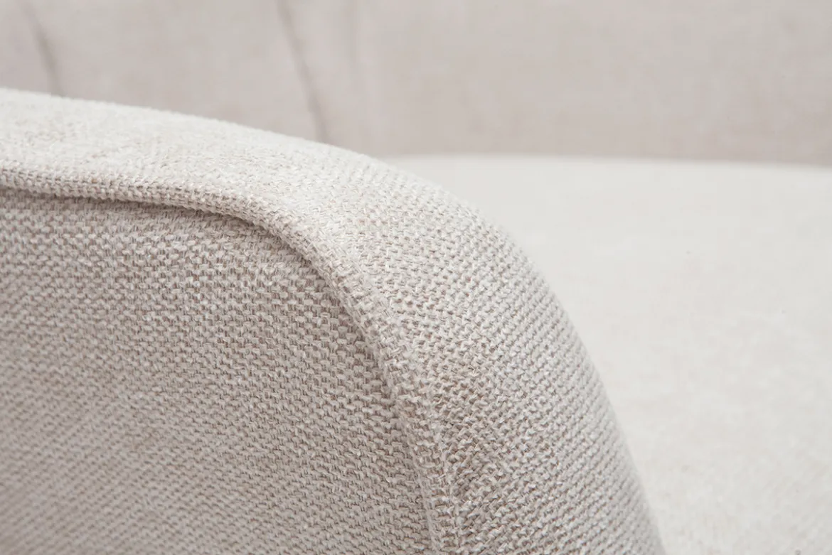 Fauteuil scandinave en tissu effet velours texturé beige et bois clair AVERY