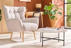 Fauteuil scandinave en tissu effet velours texturé beige et bois clair AVERY