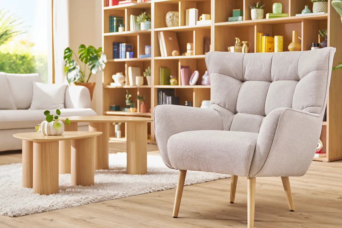Fauteuil scandinave en tissu effet velours texturé beige et bois clair AVERY