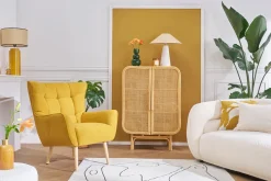Fauteuil scandinave en tissu effet velours jaune moutarde et bois clair AVERY