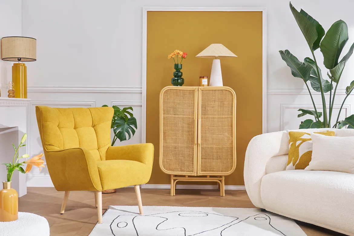 Fauteuil scandinave en tissu effet velours jaune moutarde et bois clair AVERY