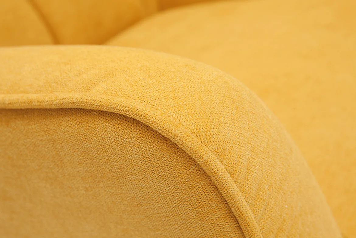 Fauteuil scandinave en tissu effet velours jaune moutarde et bois clair AVERY
