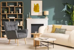 Fauteuil scandinave en tissu effet velours texturé gris foncé et bois clair AVERY