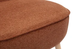 Fauteuil scandinave en tissu effet velours texturé terre brûlée et bois clair AMANITA