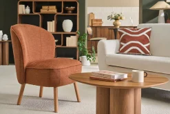Fauteuil scandinave en tissu effet velours texturé terre brûlée et bois clair AMANITA