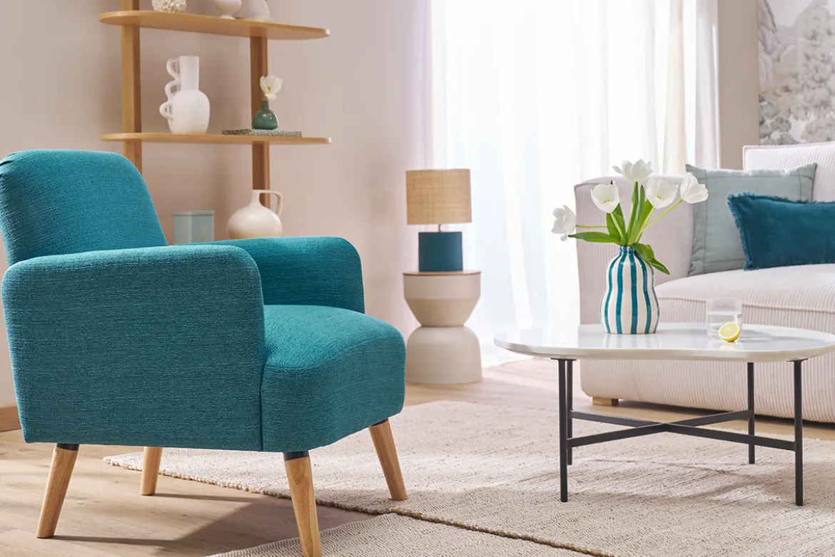 Fauteuil scandinave en tissu bleu canard et bois clair ISKO