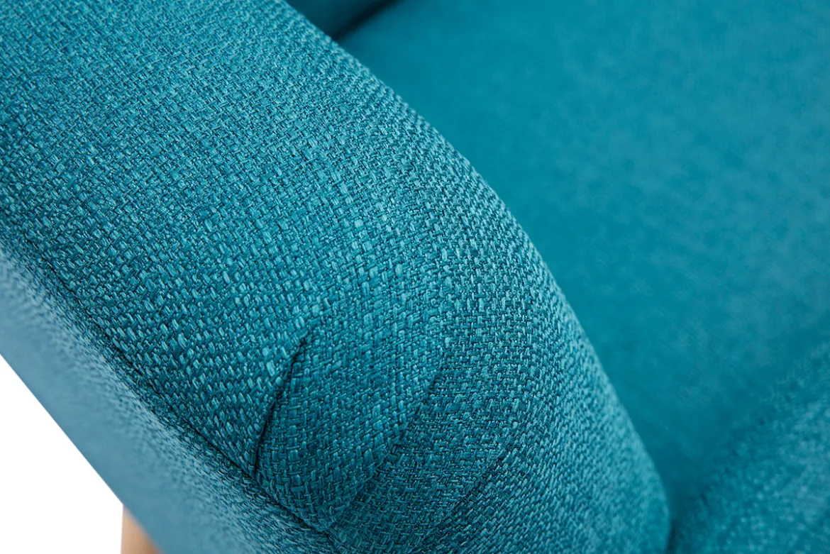 Fauteuil scandinave en tissu bleu canard et bois clair ISKO