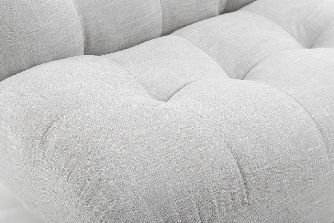 Fauteuil scandinave en tissu gris clair et bois clair YUMI
