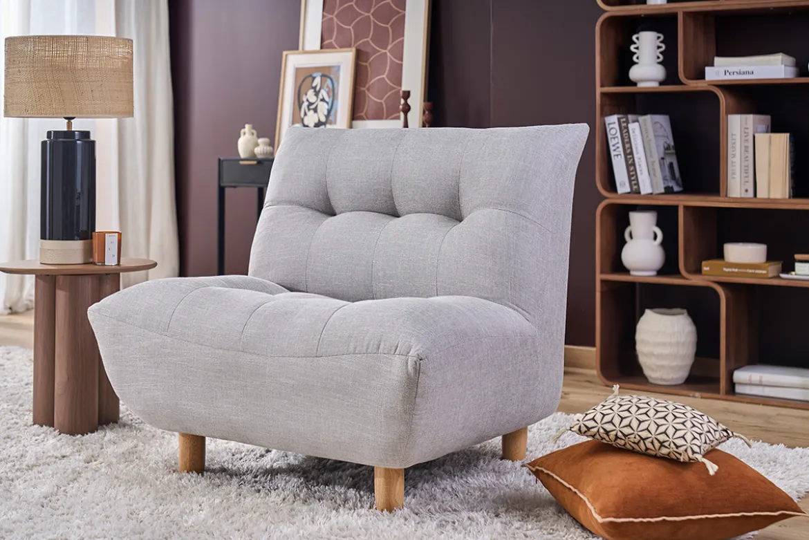 Fauteuil scandinave en tissu gris clair et bois clair YUMI