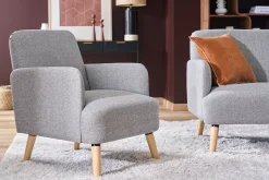 Fauteuil scandinave en tissu gris clair et bois clair ISKO