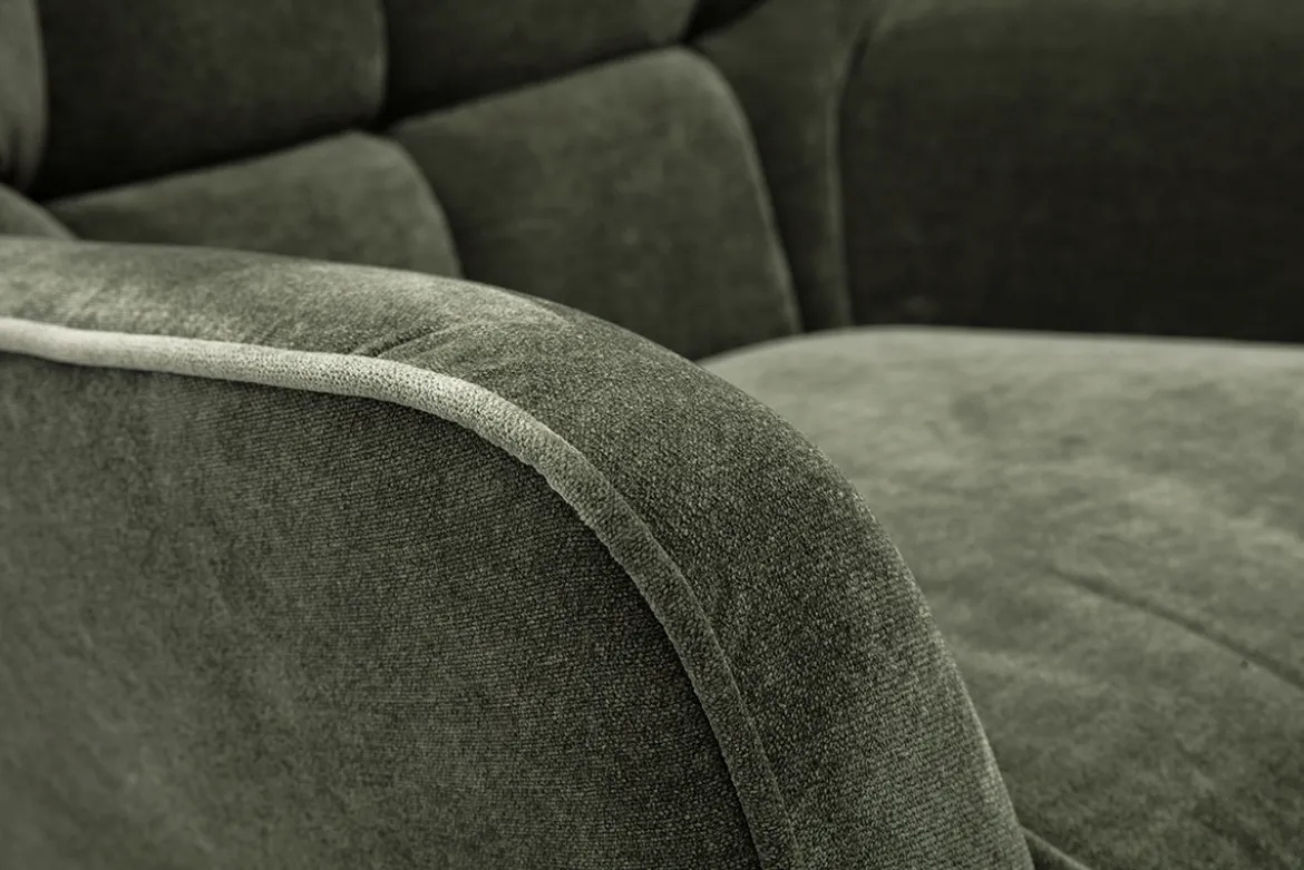 Fauteuil scandinave en tissu effet velours vert kaki et bois clair AVERY