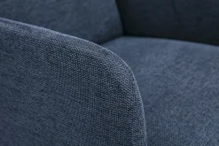 Fauteuil scandinave en tissu effet velours texturé bleu foncé et bois foncé ISKO