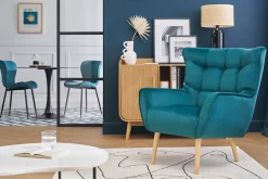 Fauteuil scandinave en tissu velours bleu pétrole et bois clair AVERY