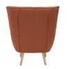 Fauteuil scandinave en tissu effet velours texturé terre brûlée et bois clair AVERY