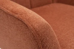 Fauteuil scandinave en tissu effet velours texturé terre brûlée et bois clair AVERY