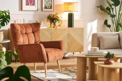 Fauteuil scandinave en tissu effet velours texturé terre brûlée et bois clair AVERY