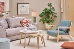 Fauteuil scandinave en tissu vert de gris et bois clair massif DERRY