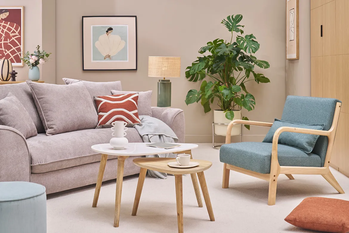 Fauteuil scandinave en tissu vert de gris et bois clair massif DERRY