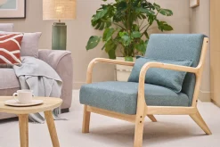 Fauteuil scandinave en tissu vert de gris et bois clair massif DERRY