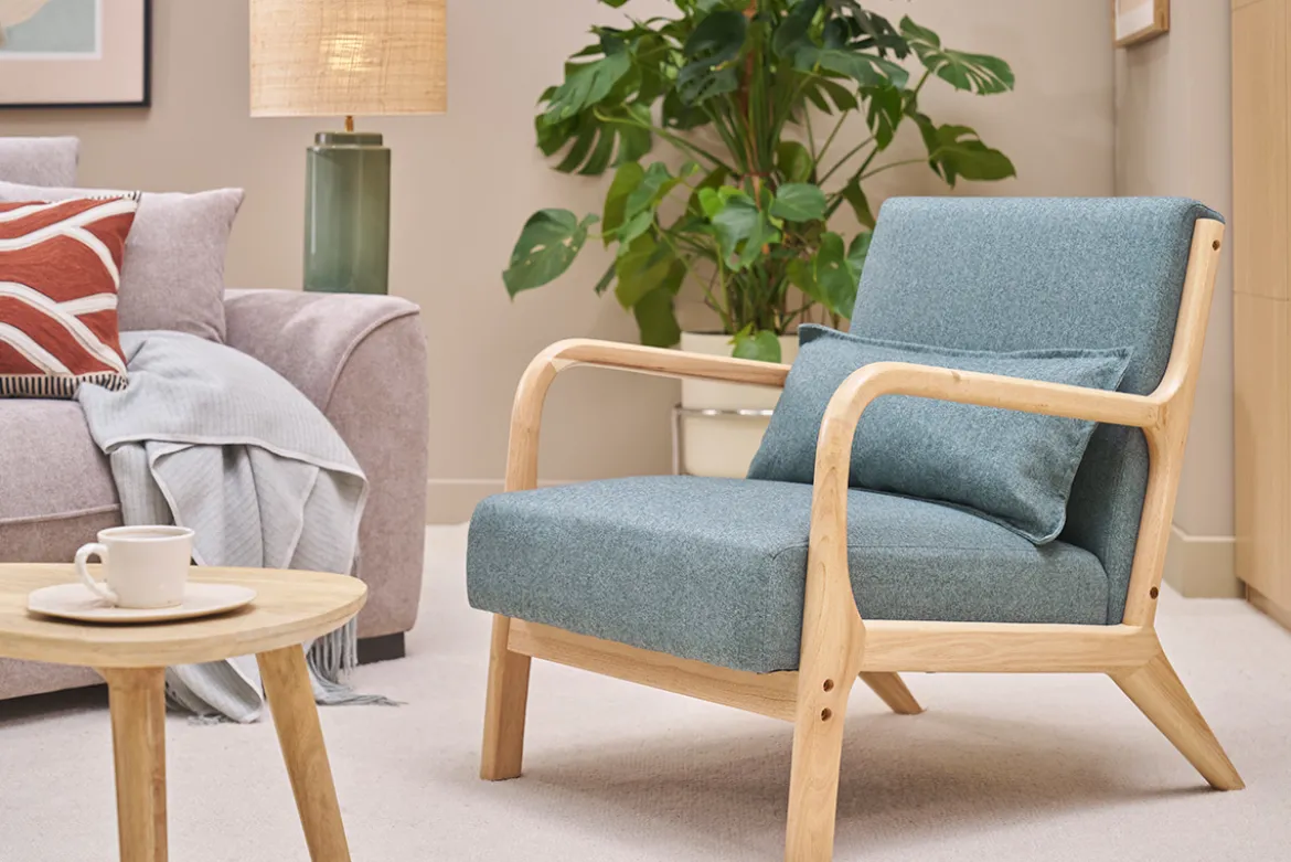 Fauteuil scandinave en tissu vert de gris et bois clair massif DERRY