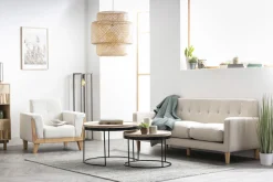 Fauteuil scandinave en tissu effet velours blanc cassé et bois clair FJORD