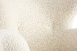 Fauteuil scandinave en tissu effet peau de mouton blanc et bois clair KORO
