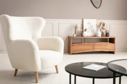 Fauteuil scandinave en tissu effet peau de mouton blanc et bois clair KORO
