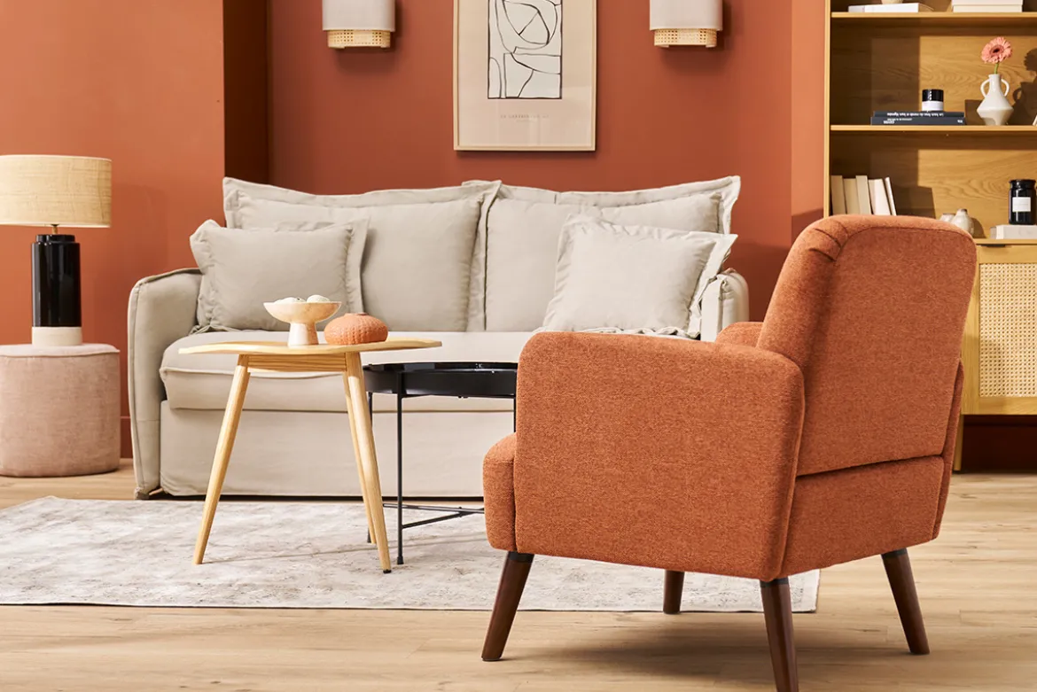 Fauteuil scandinave en tissu effet velours texturé terre brûlée et bois foncé ISKO