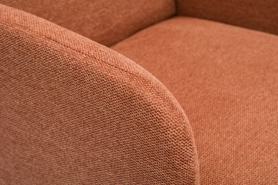 Fauteuil scandinave en tissu effet velours texturé terre brûlée et bois foncé ISKO