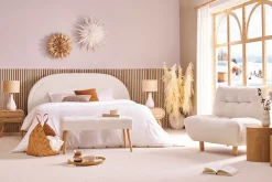 Fauteuil scandinave en tissu effet laine bouclée blanc et bois clair YUMI