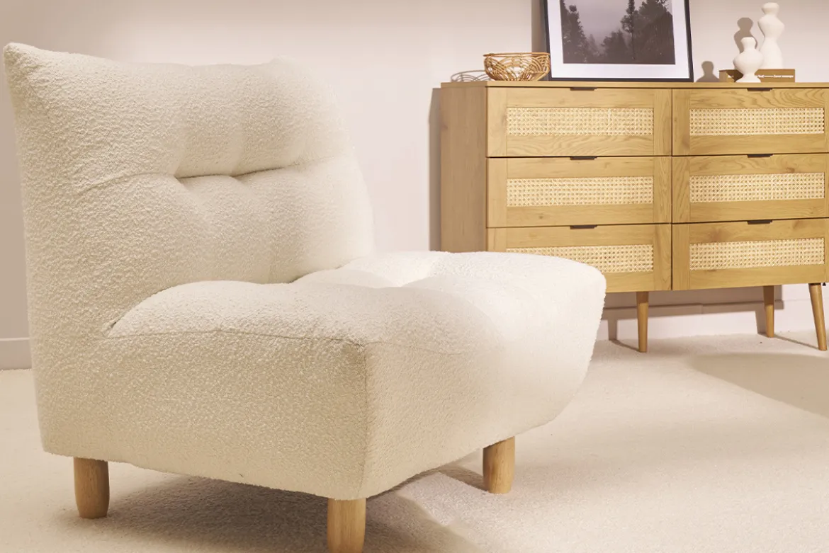 Fauteuil scandinave en tissu effet laine bouclée blanc et bois clair YUMI